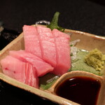 古美術茶亭 もちづき - マグロのお刺身は中トロで甘くてとろける～。