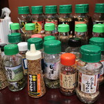 古美術茶亭 もちづき - 自由に使えるふりかけ数種類。