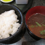 とんかつ マンジェ - ご飯と味噌汁