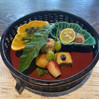 韻松亭 - 緑の器に2種のお豆とジュレ。ジュレが酸っぱいお味でびっくり。