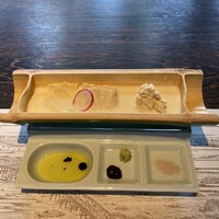 韻松亭 - 湯葉は左から赤身、中トロ、トロ。薬味はオリーブオイル、醤油とワサビ、お塩。