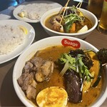 スープカリー スアゲ プラス - 生ラム炭焼きスープカレー（奥はチキンカレーです）