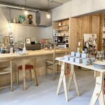 ALDO - アートと本が充実するスタイリッシュなカフェ