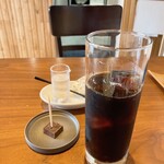 Le berger - アイスコーヒーには生チョコが添えられています