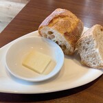 ル・ベルジェ - シエンブランさんのバゲットと自家製のパン