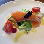 ル・ベルジェ - タスマニアサーモンのマリネ、バイ貝やニシンの卵の燻製と新鮮野菜！