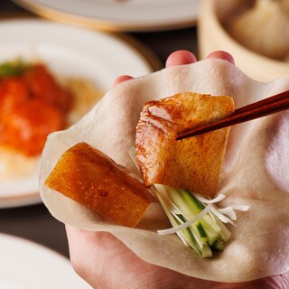 高級北京ダックをリーズナブルな価格で食べ放題できるコース有