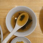 Gyouza No Manshuu - 白胡麻を放してくれているワカメスープ。