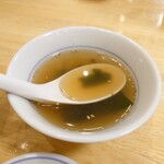 ぎょうざの満洲 - 醤油味のワカメスープ。