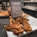 THE CITY BAKERY - 店内│《購入》プレッツェルクロワッサン@税込410円│土曜15:41頃訪問