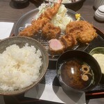 とんかつ とん米 - キャベツには卓上のドレッシング。ヒレかつには　ミルに入ったお塩と卓上のカラシで。メンチカツには　卓上のソースで。エビフライには　美味しいタルタルソースで。ごはん、味噌汁も美味しい。
