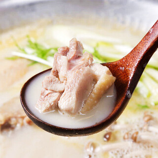 当店名物豚の鶏白湯の水炊き、上質な店内と四季のお料理。