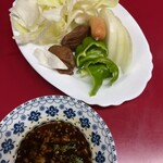 福栄 - 付け合わせの野菜類。ウインナーも椎茸もピーマンもありがたい