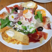 Bar Espanol LA BODEGA 大阪店 - タパス盛り合わせ　　キッシュ、生ハム、タコ、イカ、サラダが入っていてドレッシングがサッパリ‼️