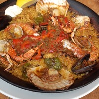 Bar Espanol LA BODEGA 大阪店 - 魚介のパエリャ　蟹、海老、ホタテ、ムール貝等の出汁がお米に染み込んで染み込んで、旨味が凄い✨体の不足していたミネラルが補給できます