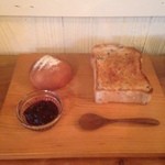 CAFE Uchi - クルミ手ごねパン、自家製ジャム、雑穀トースト
            