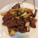 チャイナハウス 桂花楼 - 牛肉のオイスター炒め（2035円）