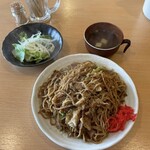 やきそバー キノコヤ - 豚肉入りやきそば（麺大盛り）。サラダ・スープ付き。