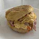 パンストック - エッグストックマフィン・マフィンのつぶつぶは、コーングリッツと言うらしいです。