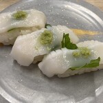活魚寿司 - イカ
