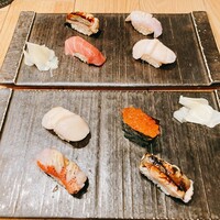 プレミアムレストラン 東京 金のダイニング 鮪金 - 奥は苦手なネタを変えてもらった友人のお皿です