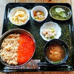 光る海 - カニ飯&イクラ丼