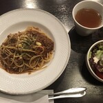 ナルトベースドットバル - 日替りパスタランチ(¥990)、今日はミートソース