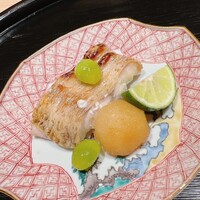 西麻布野口 - 日本海側の山口のノドグロ。揚げた新銀杏と大根おろし、酢橘でいただきます