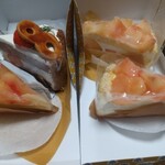 A la campague - 左奥が苺とチョコのケーキ。左手前は桃のタルト。右は桃のケーキ