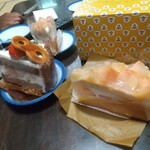 A la campague - 苺とチョコのケーキと桃のケーキ。ケーキ箱が黄色くてかわいい。