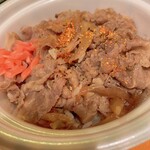 松屋 - 牛めしあたま特盛 つゆだくだく　ご飯に具を載せ、更に紅生姜と七味唐辛子をトッピング