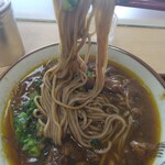 スマル亭 - 黒毛和牛カレーそば500円の麺リフト(2023.8.17)