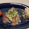 アレグロ コン ブリオ - 右からプルドポークならぬプルドホースとパン、水茄子と生ハム、バジルのサラダ、チーズ（モッツァレラ？）とプチトマト