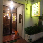 餃子専門店 上海 - お店入口