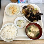 九麗瑠 - 木耳というの炒め定食。サラダも付いていてバランスが良いですね。