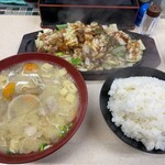 ホルモン定食 ぽんぽこ - 馬鹿盛 ホルモン鉄板定食 1200円 器全てがデカいので写真だとマヒしますね(笑)