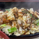 ホルモン定食 ぽんぽこ - 鉄板もデカい器に山盛り^^;