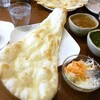 Putali Cafe - 【Eランチ(税込￥1150) 】 カレー２種類＋ナン(orライス)＋サラダ＋タンドリーチキン＋ドリンク ※サラダは食べかけの状態です