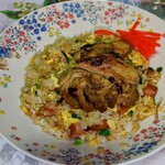 オーモリラーメン - チャーハンに後入れで、チャーシューをのせてパクリ、旨いですよ