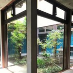 馳走西健一 - 店内の中庭