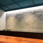 馳走西健一 - 店内（カウンター前が世界地図）