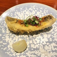 馳走西健一 - カマスのフリット、自家製カラスミ、小たまねぎのマリネ