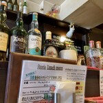 イタリアンバル ストーリア - カウンターの上にはお酒のボトル