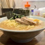 横浜ラーメン 渡来武 - ラーメン中 900円 味玉100円