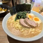 横浜ラーメン 渡来武 - ラーメン中 900円 味玉100円