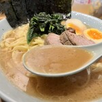 横浜ラーメン 渡来武 - スープ