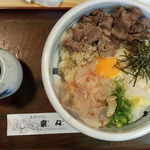 手造りうどん 楽々 - 和牛肉ぶっかけ大盛り（上方から）