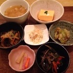 かわず - ■ かわずランチ  1000円
      ＊ 本日のメイン
      ＊ ６種の小鉢
      ＊ お味噌汁
      ＊ ごはん
      ＊ ドリンク
      