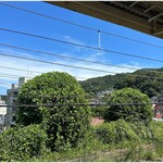中華そば うお静 - 網代駅ホームからの風景