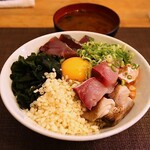 海鮮居酒屋 愛想屋 - 海鮮ぶっこみ漁師めし･赤出汁(ネタ増し1.5倍 850円)